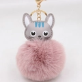Détail d'un porte-clés à pompon rose avec un charm de tête de chat en similicuir gris - Porte-clés Doré / Vieux Rose