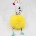 Détail du porte-clés girafe de Noël avec pompon jaune et fermoir anneau doré robuste - Jaune