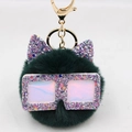 Détail du porte-clés pompon en fausse fourrure verte avec oreilles de chat pailletées - Vert Foncé
