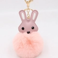 Détail d'un porte-clés lapin rose duveteux avec fermoir doré et oreilles en similicuir - Rose