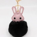 Détail de la tête de lapin en similicuir rose avec pompon noir et porte-clés doré - Noir