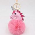 Detalle de llavero de unicornio rosa con pompón de piel sintética y herrajes dorados - Llavero Unicornio / Rosa Oscuro