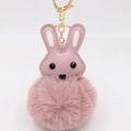 Détail de porte-clés lapin en cuir PU rose avec pompon en fausse fourrure et fermoir doré - Vieux Rose