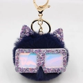Gros plan du porte-clés chat en peluche bleu avec oreilles pailletées et lunettes irisées - Bleu Marine