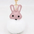 Détail du porte-clés lapin en cuir PU rose avec pompon blanc et mousqueton doré - Blanc