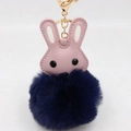 Détail du pendentif de sac avec tête de lapin rose en PU et pompon en fausse fourrure bleu - Bleu Marine