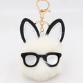 Detalle del llavero de conejo de peluche blanco con orejas largas y gafas negras - Blanco Roto