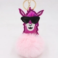Detail van paarse alpaca sleutelhanger met zonnebril en een grote roze pluizige bontbal - Gouden Sleutelhanger / Lichtroze Rozerood Alpaca