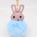 Détail du porte-clés lapin avec tête en cuir PU rose et pompon en fourrure bleue - Rose bonbon