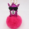 Détail du porte-clés alpaga laser violet avec lunettes de soleil et pompon en fourrure fuchsia - Porte-clés Doré / Alpaga Rose Rouge Rose Rouge