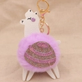 Détail d'un porte-clés alpaga rose avec pompon en fausse fourrure et clip doré - Porte-clés Alpaga / Violet Taro