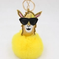 Schattige gele alpaca pompon sleutelhanger met zonnebril en holografisch lederen hoofd - Gouden Sleutelhanger / Geel Champagne Alpaca