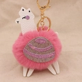 Vue détaillée d'un porte-clés alpaga en peluche rose avec finitions dorées et sequins - Porte-clés Alpaga / Rose Foncé