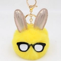 Gros plan du porte-clés lapin en peluche jaune avec oreilles pailletées et lunettes - Jaune