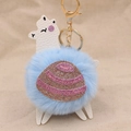 Dettaglio portachiavi alpaca con pompon azzurro e sella con paillettes rosa luccicanti - Portachiavi Alpaca / Azzurro