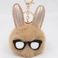 Détail du porte-clés lapin en peluche avec oreilles pailletées et lunettes noires - Khaki