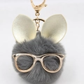 Détail d'un porte-clés pompon gris avec des oreilles de lapin dorées et lunettes - Porte-clés Lunettes et Oreilles / Gris foncé
