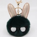 Détail d'un porte-clés lapin en fausse fourrure vert foncé avec oreilles dorées brillantes - Vert Foncé