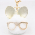 Vue détaillée d'un porte-clés lapin en peluche blanche avec lunettes et oreilles dorées - Porte-clés Lunettes et Oreilles / Blanc