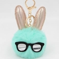 Détail du porte-clés lapin en peluche vert menthe avec oreilles roses et lunettes - Vert menthe