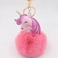 Detalle de llavero de unicornio con pompón rosa y cierre de mosquetón en metal dorado - Llavero Dorado / Rosa Oscuro