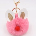 Macro-opname van roze imitatiebont pompon sleutelhanger met gouden glitter konijnenoren - Konijnenoor Pompon Sleutelhanger / Dieproze