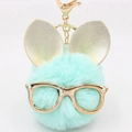 Détail du porte-clés pompon en fausse fourrure vert menthe avec oreilles de lapin dorées - Porte-clés Lunettes et Oreilles / Vert menthe