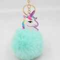 Detailansicht eines süßen minzgrünen Kunstpelz-Puschels mit Einhorn-Anhänger - Goldener Schlüsselanhänger / Mintgrün