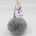 Detailansicht Einhorn-Schlüsselanhänger mit flauschigem Kunstfellball und Goldring - Goldener Schlüsselanhänger / Grau