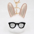Détail du porte-clés lapin en peluche blanc avec oreilles à paillettes roses - Blanc