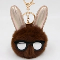 Détail porte-clés lapin en fausse fourrure marron avec oreilles pailletées et clip or - Marron