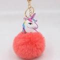Detailansicht Einhorn-Schlüsselanhänger aus rosa Kunstfell mit goldenem Verschluss und Leder - Goldener Schlüsselanhänger / Orangerot