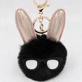 Détail d'un porte-clés lapin en peluche noire avec oreilles or rose et lunettes - Noir