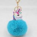 Detailansicht eines flauschigen türkis Einhorn-Bommel Schlüsselanhängers mit Goldhaken - Goldener Schlüsselanhänger / Seeblau