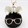 Détail d'un porte-clés lapin noir en peluche avec lunettes dorées et fermoir en métal - Porte-clés Lunettes et Oreilles / Noir