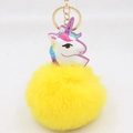 Detailansicht Einhorn-Schlüsselanhänger mit gelbem Pompon und goldenem Schlüsselring - Goldener Schlüsselanhänger / Gelb