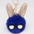 Détail d'un porte-clés lapin en peluche bleu roi avec paillettes or rose et fermoir doré - Bleu Saphir