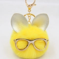 Détail du porte-clés en peluche jaune avec lunettes dorées et oreilles de lapin en métal - Porte-clés Lunettes et Oreilles / Jaune