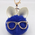 Détail de porte-clés pompon en fausse fourrure bleue avec oreilles de lapin dorées et fermoir - Porte-clés Lunettes et Oreilles / Bleu Saphir