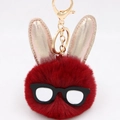 Détail du porte-clés lapin en peluche rouge avec oreilles pailletées et fermoir doré - Bordeaux