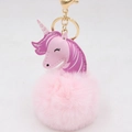 Primer plano de llavero de unicornio rosa con pompón y cierre de mosquetón dorado fino - Llavero Dorado / Rosa Claro