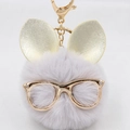 Détail d'un porte-clés pompon gris avec oreilles de lapin dorées et lunettes - Porte-clés Lunettes et Oreilles / Gris clair