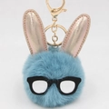 Détail du porte-clés lapin en peluche bleue avec oreilles pailletées et lunettes noires - Bleu sarcelle