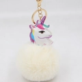 Vue détaillée du porte-clés licorne en fausse fourrure crème avec clip doré - Porte-clés Doré / Blanc Cassé