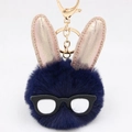 Détail du porte-clés lapin en peluche bleue avec oreilles or rose et lunettes - Bleu Marine