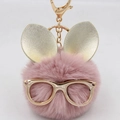 Porte-clés lapin en fourrure rose avec lunettes et oreilles dorées et fermoir en métal - Porte-clés Lunettes et Oreilles / Vieux rose