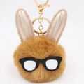 Détail du porte-clés lapin en peluche avec paillettes et crochet métallique doré brillant - Café