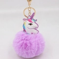 Détail du porte-clés licorne en peluche lavande avec mousqueton métallique doré élégant - Porte-clés Doré / Violet Taro