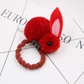 Détail d'un chouchou lapin en peluche rouge avec oreilles en feutre et élastique brun - Chouchou Rouge
