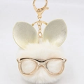 Detail eines weißen Kaninchen-Schlüsselanhängers mit goldener Brille und Hasenohren - Brillengestell Ohren Schlüsselanhänger / Cremeweiß